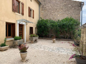 Maison de village avec cour au calme